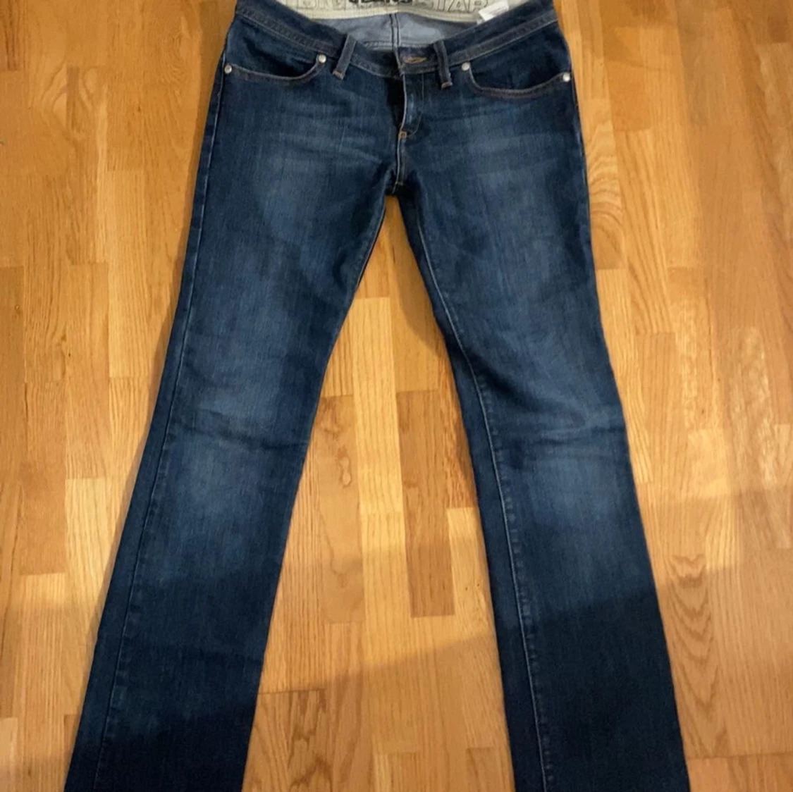 Mörkblå Lågmidjade Jeans Med Fina Fickor - 1