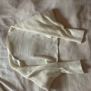 Vit bolero - Säljer en stilren vit ribbad bolero med långa balkong ärmar från Shein🤍Använd en gång!
