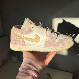 Nike Air Jordan 1 Low - Paint Drip - Använda några gånger för ett par år sedan men har legat i garderoben sen dess, finns lite tecken på användning men det mesta går nog bort vid rengöring!😊 Thesneakerstore.se (samt de flesta andra hemsidor som kommer upp när man söker på dem) säljer dem för drygt 4000! Mitt pris är diskuterbart!!