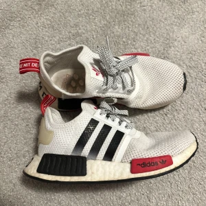 Vita Adidas NMD sneakers - Snygga vita Adidas NMD sneakers med svarta och röda detaljer. 