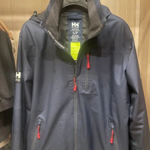 Hellyhansen jacka - Säljer nu min hellyhansen jacka i nyskick,storleken är s, passar någon runt 175. Hör av er vid funderingar 