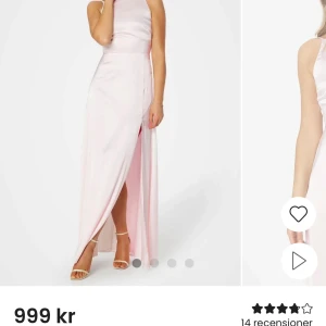 Ljusrosa långklänning med spetsdetaljer - Elegant ljusrosa långklänning i satin med spetsdetaljer vid ryggen. Klänningen har en öppen rygg och en slits framtill. En perfekt balklänning. Köpt inför bal men inte använts. Bra i storlek.