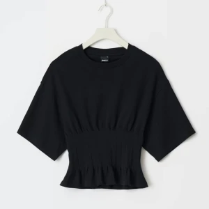 Svart t shirt - Snygg svart topp från gina💕den är i storlek xs och är nästan aldrig använd