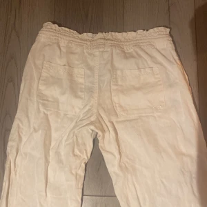 Vita linnebyxor för Roxy ! - Säljer ett par skit snygga vita linnebyxor lågmidjade med resårmidja och snörning ( nypris 550kr ).Perfekta för en bekväm och stilrren outfit😊 från zalando märke Roxy 🙂storlek S/34 men passar även som XS 💕 använda några få gånger men syns inte att dom är använda 😊🙏🏼(ge prisförslag )