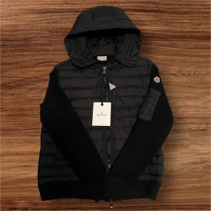 Moncler Cardigan Storlek XL (Passar Som Large) - Säljer en helt ny Moncler cardigan jacka i storlek XL. Jackan har aldrig använts och taggarna sitter fortfarande kvar. Trots XL är passformen mer som en Large, vilket gör att den passar perfekt om du vanligtvis bär den storleken. 