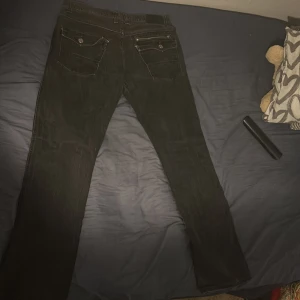 Svarta baggy jeans - Snygga svarta jeans från Splinter Raw. 