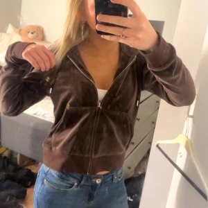 Brun velour hoodie från Juicy Couture - Säljer en brun velour hoodie från Juicy Couture med dragkedja och huva. Dragkedjan är lite sönder skriv för mer info, lägg prisförslag 💕
