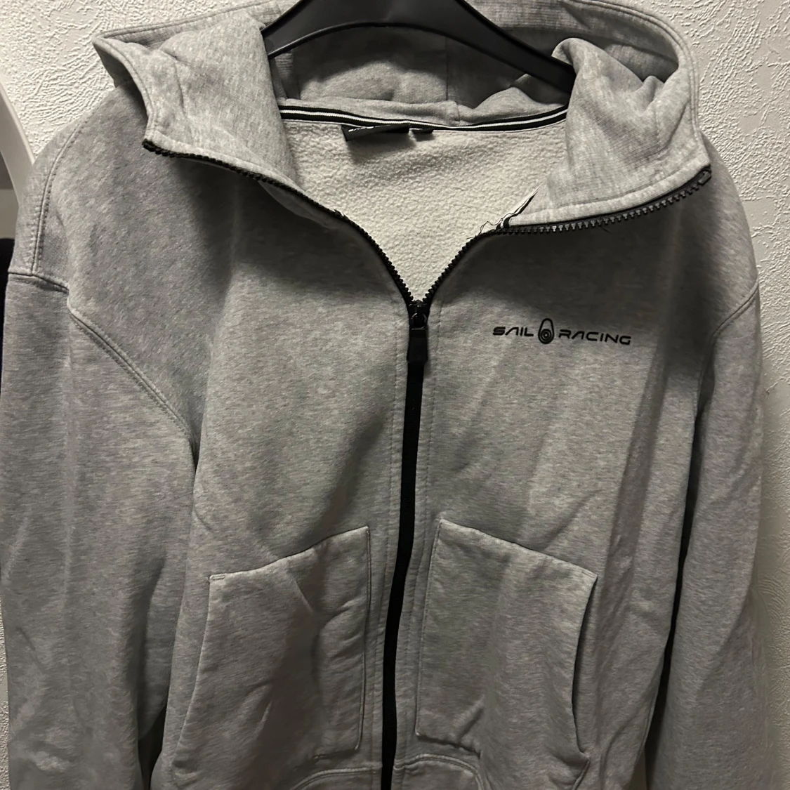 Grå hoodie från Sail Racing