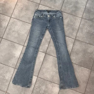 Low waist True religion jeans - Jättefina Lågmidjade jeans, knappt använda. Inga defekter🫶 Säljer för att de är för stora för mig. Köpta för 1400kr. Slutsålda på nelly. Skriv för fler bilder❣️ 36 cm i midjemått och 80 cm i innerbenslängd.