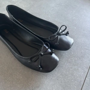 Ballerinaskor - Svarta ballerinaskor i storlek 38,5. Helt oanvända!