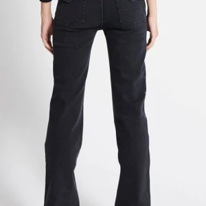Svarta bootcut jeans - Snygga svarta bootcut jeans ifrån lager. Dom är använda där av priset. Dom är fortfarande bra skick förutom lite slitna nere vid byx kanten men ingen man tänker på💕