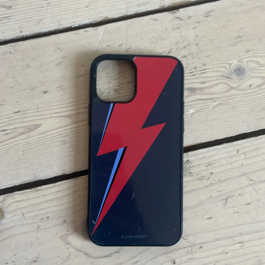 Mobilskal med blixtmotiv från Bjornberry