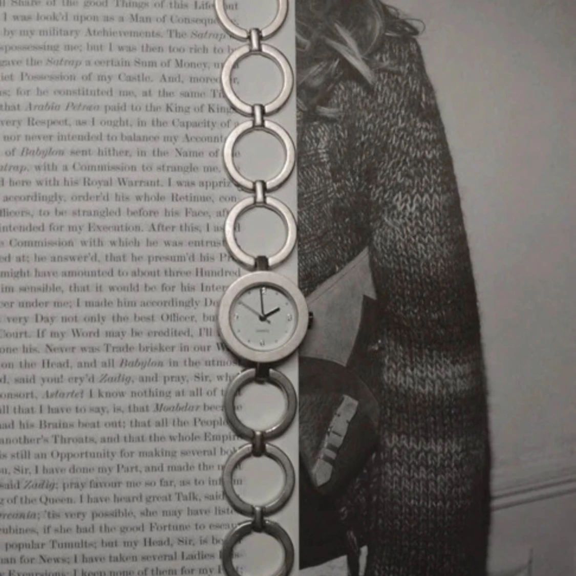 Silverfärgad armbandsklocka med cirkulär design