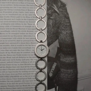 Silverfärgad armbandsklocka med cirkulär design - Skick: Mycket bra Armbandslängd: 18 cm status: batteri behöver bytas