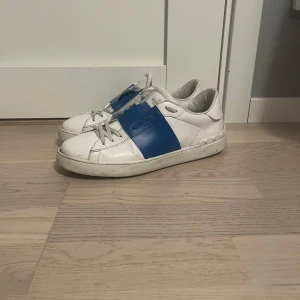 Valentino Garavani  - Säljer nu mina valentinos eftersom dom blivit försmå, köptes helt nya på cittire, storlek 42,5, extra snören och påsar till skorna finns. 