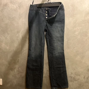 Gucci Jeans - Gucci jeans i storlek 40. Dem är lite mera åt straight fit hållet med lite sväng i ändarna. Väldigt bra skick! Hör av dig vid frågor!!