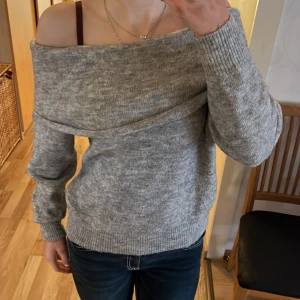 Grå offshoulder tröja - Säljer en grå stickad offshoulder tröja. 💗Från H&M men tror inte den säljs längre❣️