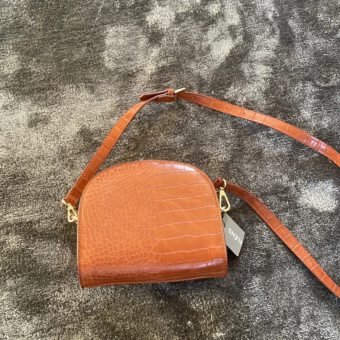 Brun axelväska med krokodilmönster