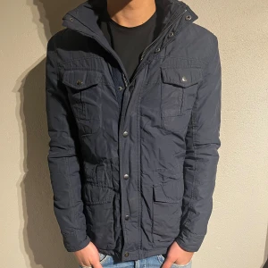 Field jacka - Hej! Säljer nu denna riktigt snygga field jackan i storlek M, skicket är 9/10 och den är riktigt snygg nu till vintern samt sen till våren, vid minsta lilla fundering så är det bara att skriva!