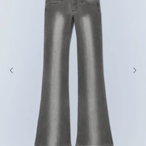 Weekday jeans - Snygga grå bootcut jeans. De har en låg midja och en stilren look som passar perfekt till olika outfits. Materialet är mjukt och bekvämt, vilket gör dem till ett utmärkt val för både vardag och speciella tillfällen.