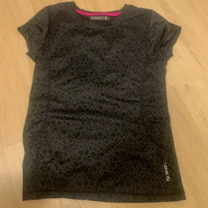 Gym tröja - Simpel gym tröja, skön och i bra skick! 158/164 men passar också XS 