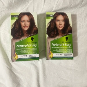 Schwarzkopf Natural & Easy Hårfärg 576 Kastanj - Säljer två förpackningar av Schwarzkopf Natural & Easy permanent hårfärg i nyansen 576 Kastanj. Denna närande färg ger ett naturligt resultat och täcker grått hår effektivt. Perfekt för en djup och rik kastanjebrun nyans. Köpte fel nyans darför vill jag sälja de. Helt nya!