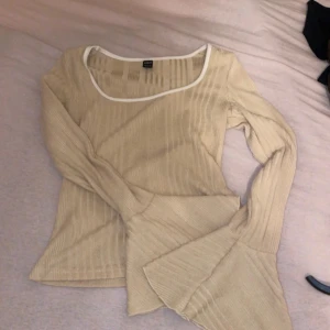 Beige ribbad tröja från SHEIN  - Säljer en stilren beige ribbad tröja från Shien med långa ärmar och en unik fyrkantig halsringning. Perfekt för en chic och avslappnad look. Passar bra till både jeans och kjol.