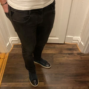 Svarta jeans från Replay - Snygga svarta jeans från Replay i modellen Anbass. De har en slim passform och är perfekta för en stilren look. Jeansen har en klassisk design. tveka inte att kontakta vid eventuella frågor😀