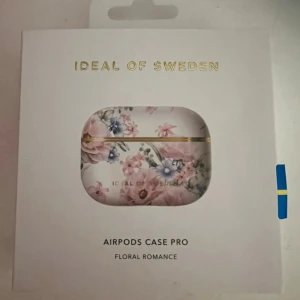 Floral Romance AirPods Case från Ideal of Sweden - Snyggt AirPods Case Pro från Ideal of Sweden i designen Floral Romance. Säljer då jag fick till fel modell, inte öppnat den.