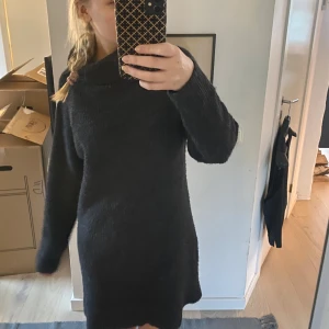 Mörkgrå stickad klänning - Mysig mörkgrå stickad klänning med långa ärmar och en bekväm polokrage. Supermysig att ha på sig🥰 Perfekt för kyligare dagar och ger en avslappnad men stilren look. Endast testad!