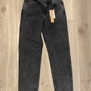 Mörkgrå jeans från Grunt - Snygga mörkgrå jeans från Grunt i loose fit. Perfekta för en avslappnad stil med en modern touch. 