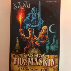 Raahas Tidsmaskin - Spännande bok av Tony Manieri, del av S.A.M.-serien. Omslaget visar en dramatisk scen med en riddare, en man och en kvinna med en fackla, samt en mystisk tidsmaskin. Perfekt för äventyrsälskare!