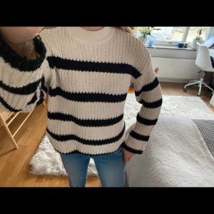 stickad tröja🩵 - så najs stickad tröja! jätteskönt och passar till allt möjligt🩵inga defekter, tryck gärna på köp nu✨