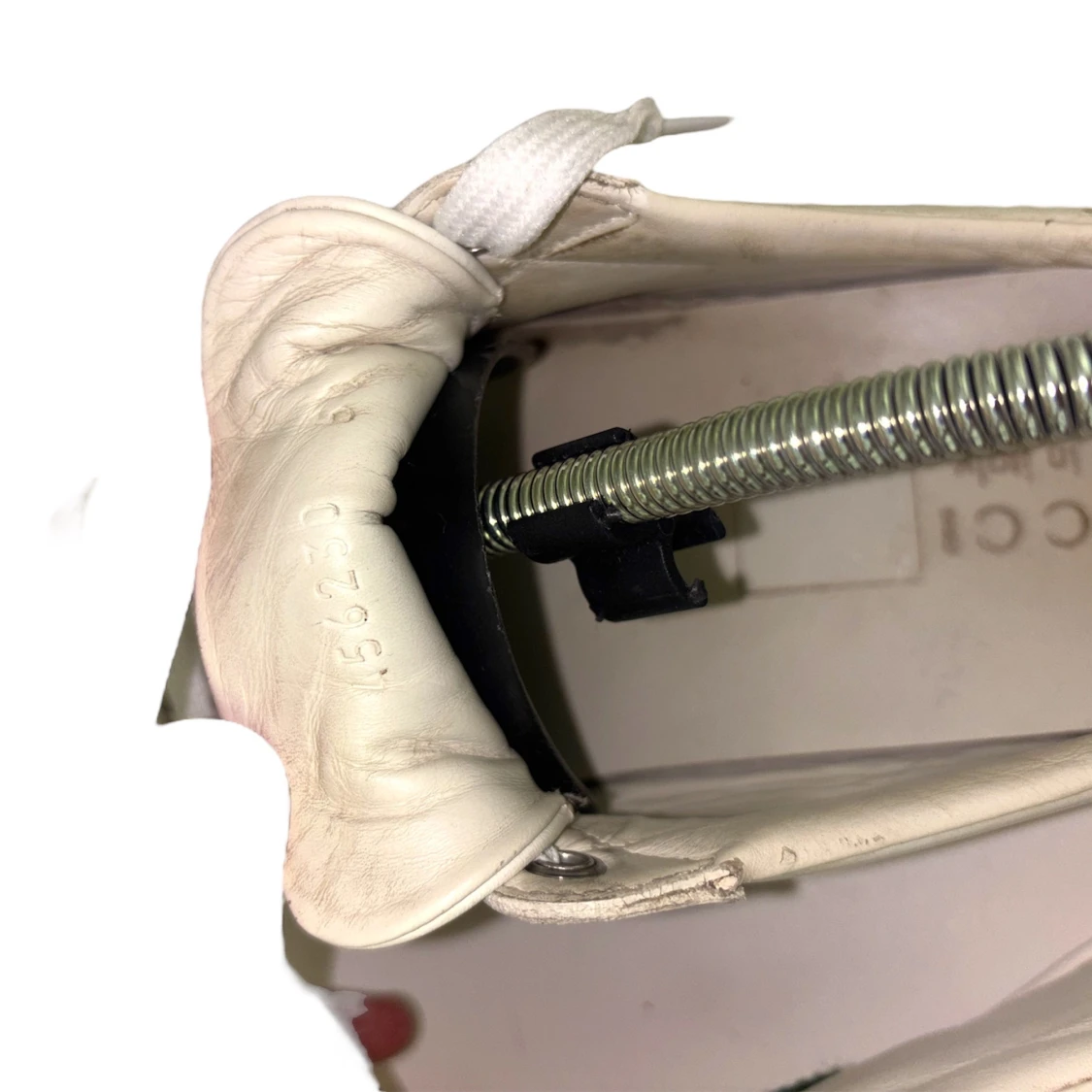 Vita sneakers med ormmönster från Gucci - 1