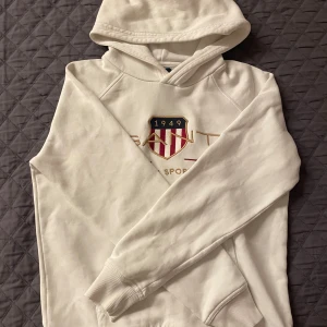 Vit hoodie från Gant - Säljer en stilren vit hoodie från Gant. Den är strl 158-164. 
