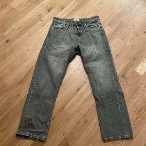 Grå jeans från jack&jones - Schyssta grå jeans från Jack&Jones med straight fit, använda mellan 1-3 gånger men ändå i nyskick. Kvittot är borta då jag köpte byxorna för ett år sedan. Nypris var 599kr!