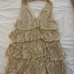 Glitter klänning  - Supersnygg glittrig guldklänning! Endast använd en gång!✨🍾
