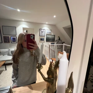 Grå stickad polotröja - Mysig grå stickad polotröja med långa ärmar. Perfekt för kyligare dagar och ger en stilren look. Tröjan har en bekväm passform och är lätt att matcha med olika outfits.