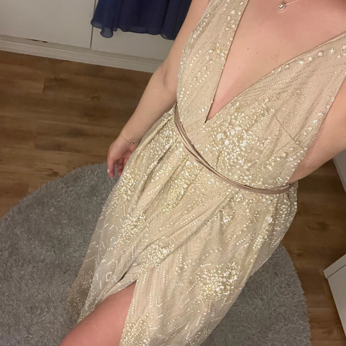 Glittrig guldklänning med slits - 4