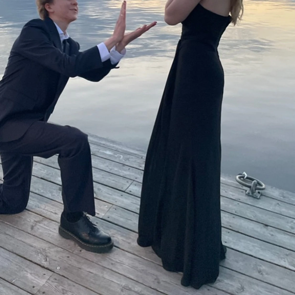 Svart axelbandslös långklänning