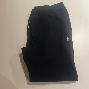 Svarta mjukisbyxor från Polo Ralph Lauren - Ett par riktigt feta polo Ralph Laurent mjukis byxor helt nytt skick mörk blå färg som går att matcha till nästan allt. Hör av er vid intresse👍
