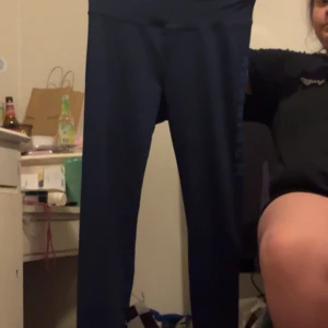 Mörkblå leggings - Snygga mörkblå leggings perfekta för träning eller en avslappnad dag. De har en tight passform och är tillverkade i ett stretchigt material för bästa komfort. Perfekta att matcha med en sportig topp eller hoodie.