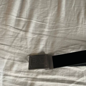 EA7 Bälte - Ett helt sprillans nytt Armani bälte i ONE SIZE som bara legat hemma som jag vill bli av med bara köp de för en billig peng NYPRIS 900