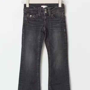 Svarta bootcut jeans - Snygga svarta bootcut jeans i st 164 (tall) säljs då de är lite för stora för mig och därav ej kommer till användning 💕