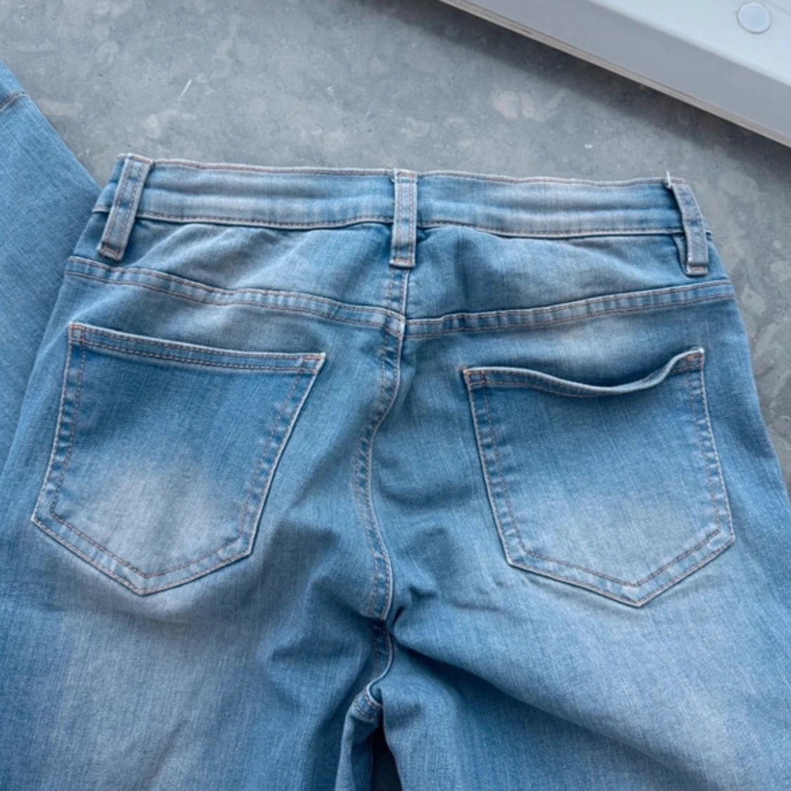 Utsvängda bootcut jeans - 2