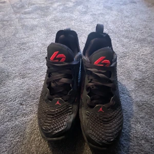 Air Jordan Luka 1 - Säljer ett par riktigt fina och fräscha inomhus skor som tyvärr inte längre kommer till användning. Skorna är i riktigt bra skick och har inga tecken på användning. Perfekt för dig som vill få komplimanger för dina skor. Priset går att diskutera och tveka inte på att höra av dig vid minsta fundering💛