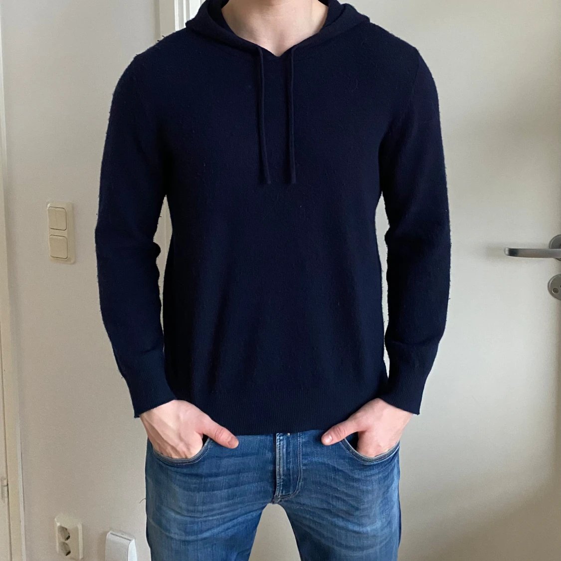 Mörkblå hoodie - 1