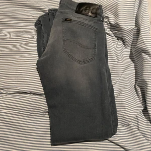 Lee Jeans - Säljer ett par schyssta jeans från lee. Nypris runt 800kr mitt pris 299kr🤩 Byxorna är i gott skick och knappast änvända. Storlek W28 L32. Jeansen är slim. Hör av er vid minsta lilla fråga eller fundering😀