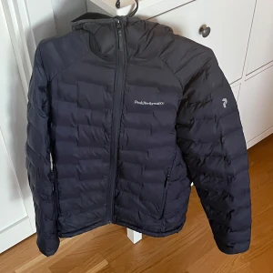 Peak Performance jacka - Säljer en stilren mörkblå dunjacka från Peak Performance. Säljer denna pga den är lite för stor för mig, storleken är M. Den är använd 1 vinter och är bäst intill nyskick. Nypris 4000