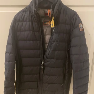 Svart dunjacka från Parajumpers - Säljer en svart dunjacka från Parajumpers i storlek M. Den är superlätt och perfekt för kyligare dagar. Nypris 4000kr